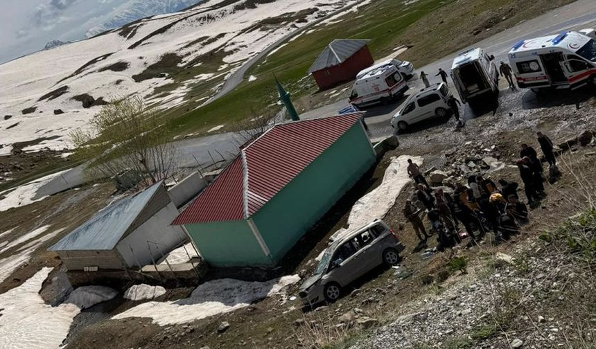Şarampole yuvarlanan araçta 4 kişi yaralandı