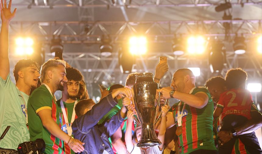 Amed Spor kupayı kaldırarak şampiyonluğu kutladı
