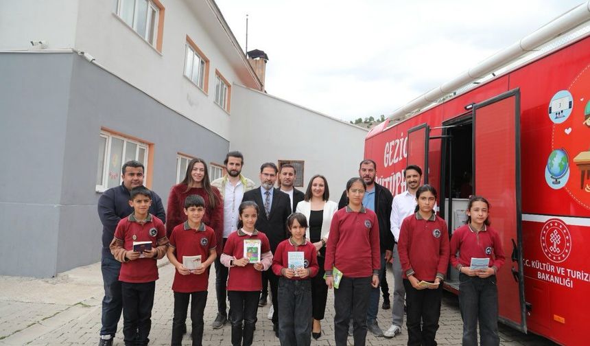 Şırnak’ta gezici kütüphane öğrencilerle buluştu