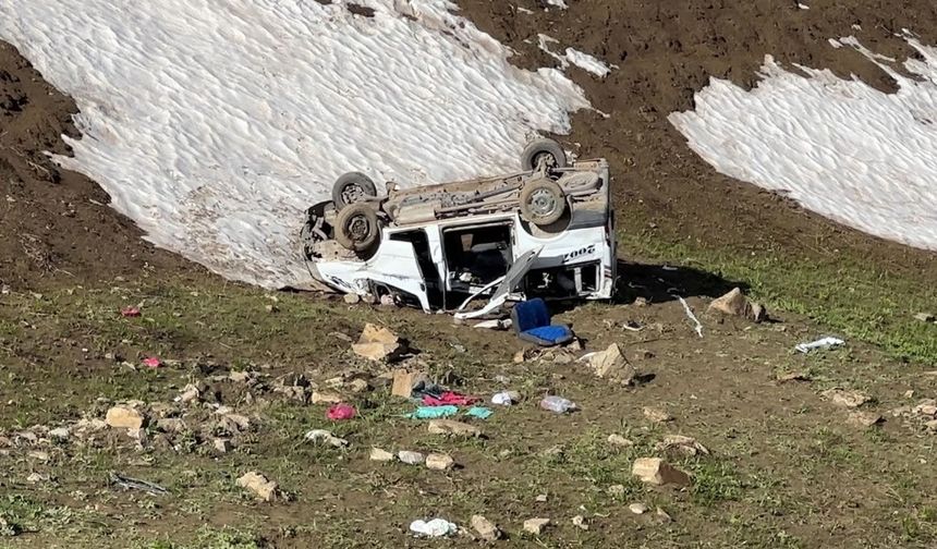 İşçileri taşıyan minibüs uçuruma yuvarlandı 1 ölü, 7 yaralı