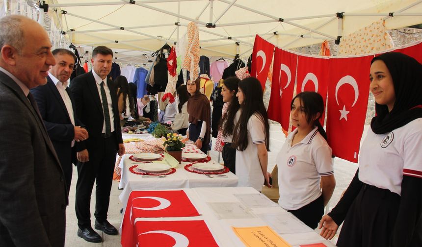 Cizre’de “Maarif’in Kalbinde Marifetli Gençlik” Yıl Sonu Sergisi Kapılarını Açtı