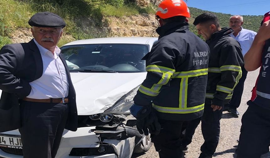 İki otomobil çarpıştı, 5 yaralı