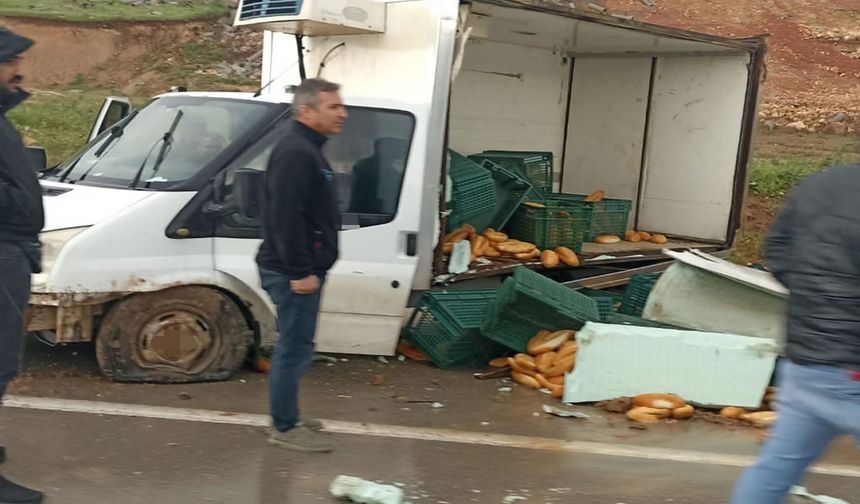 Kamyonetin lastiği patlayınca ekmekler yola savruldu