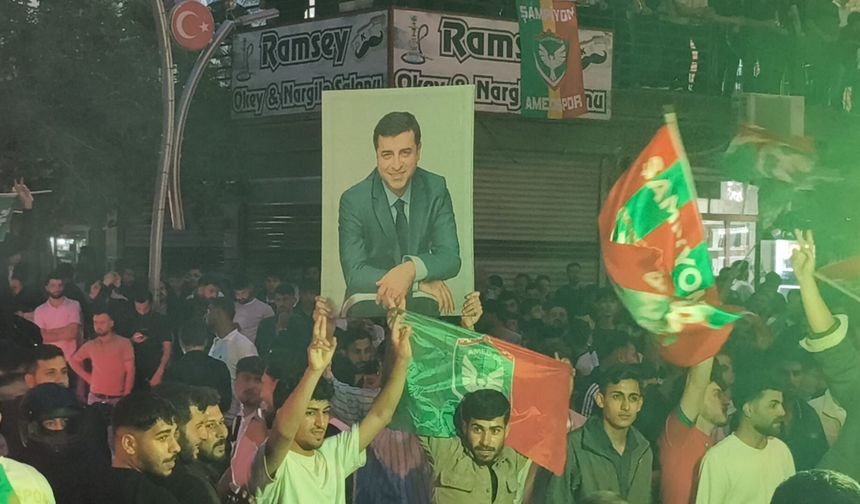 Silopi’de kutlamalarda Demirtaş pankartı açıldı