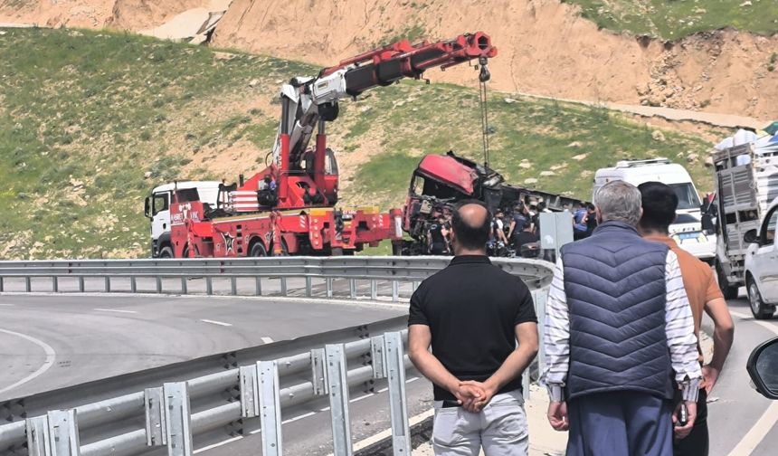 Cizre’deki Tır Kazasının Enkazı Kaldırıldı