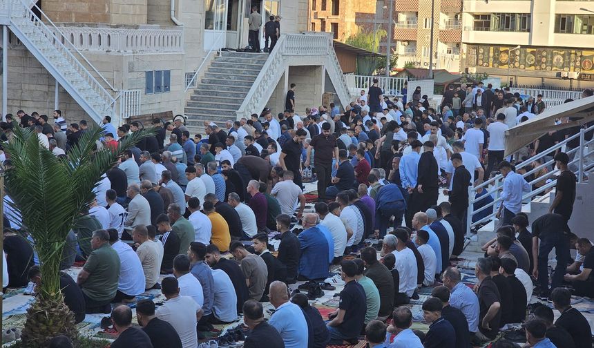 Cizre’de Vatandaşlar Bayram Namazında Saf Tuttu
