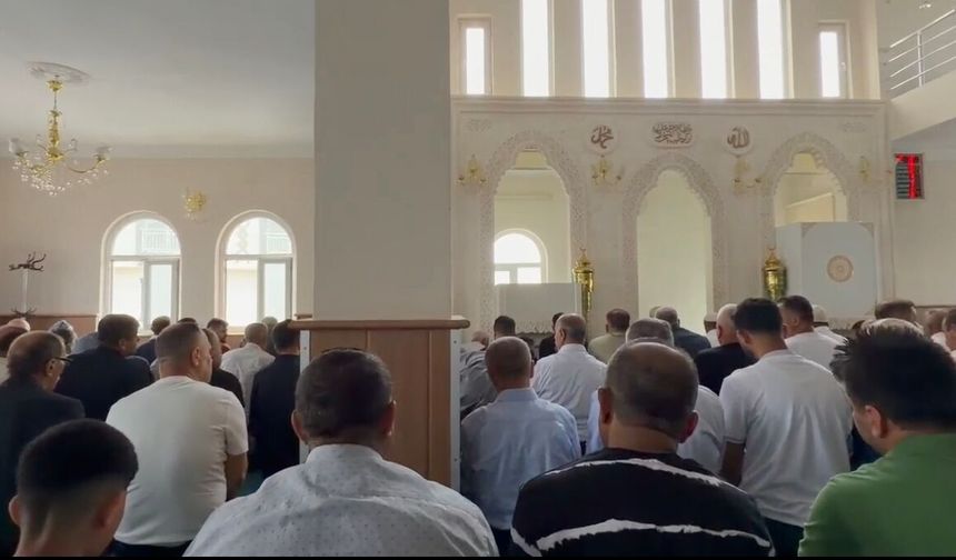 Şırnak'ta Cami Avluları Doldu, Cemaat Dışarıya Taştı