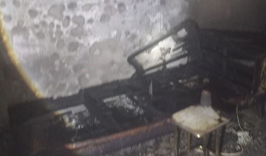 Üçlü prizden çıkan yangın evi küle çevirdi