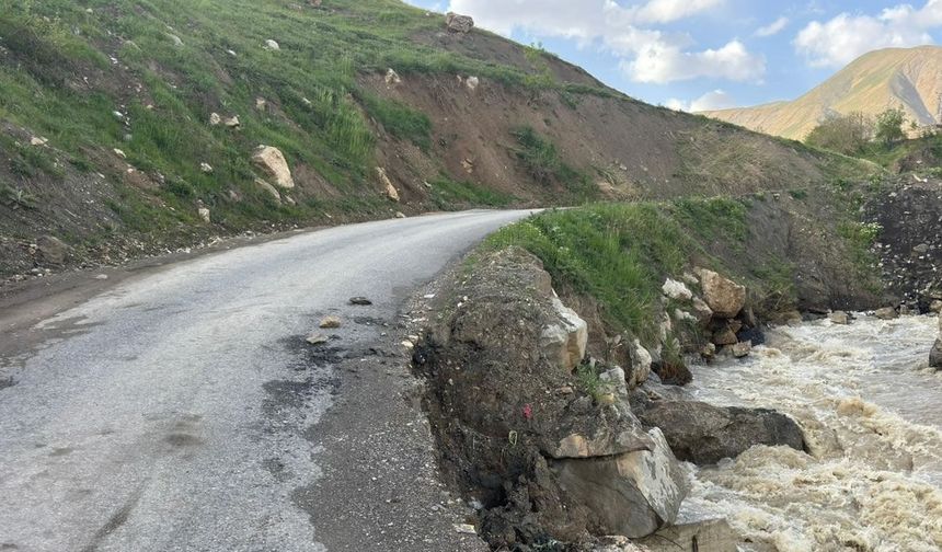 İki mahalleyi bağlayan yol çöktü