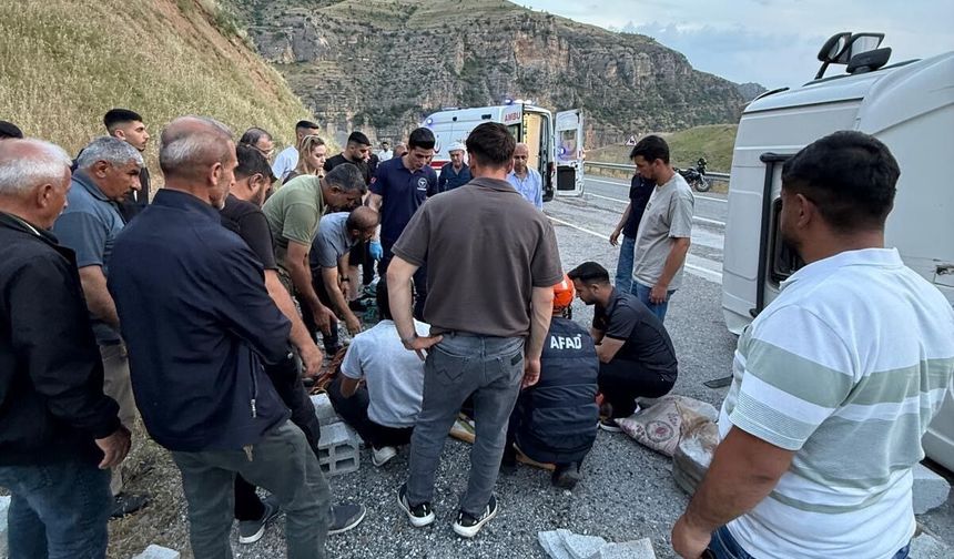 Eruh karayolunda  tır devrildi: Sürücü ağır yaralandı