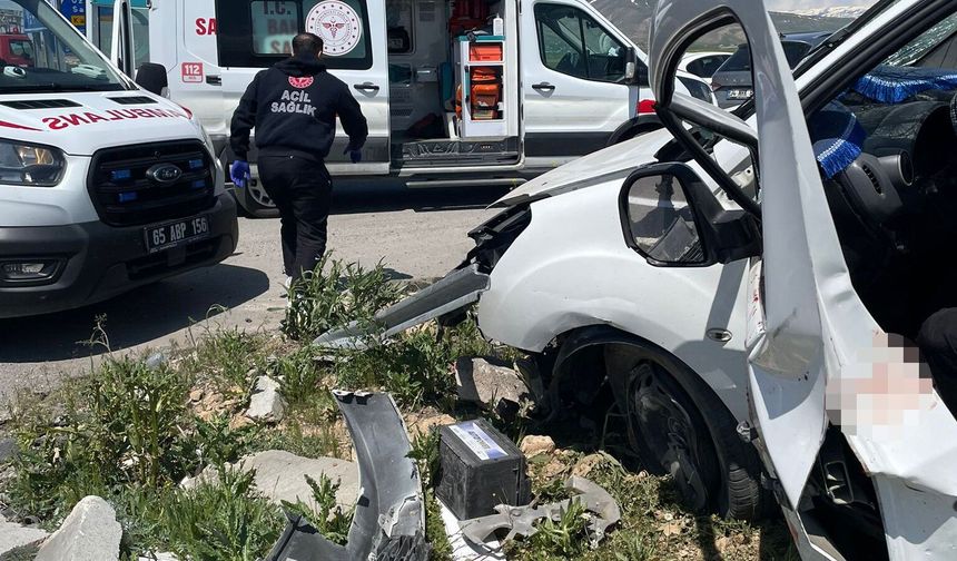 Van'da otomobiller çarpıştı: 4 ölü, 2 yaralı