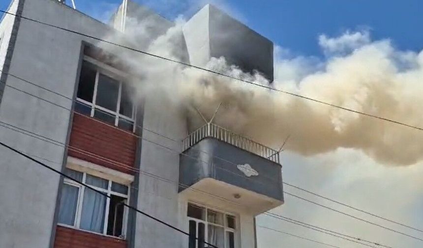 Çıkan ev yangınında 1 kişi dumandan etkilendi