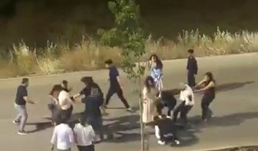 Düğün konvoyunda tekmeli, yumruklu kavga