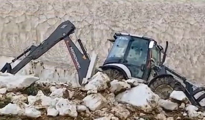 Sınıra yakın yayla yolları kardan temizleniyor
