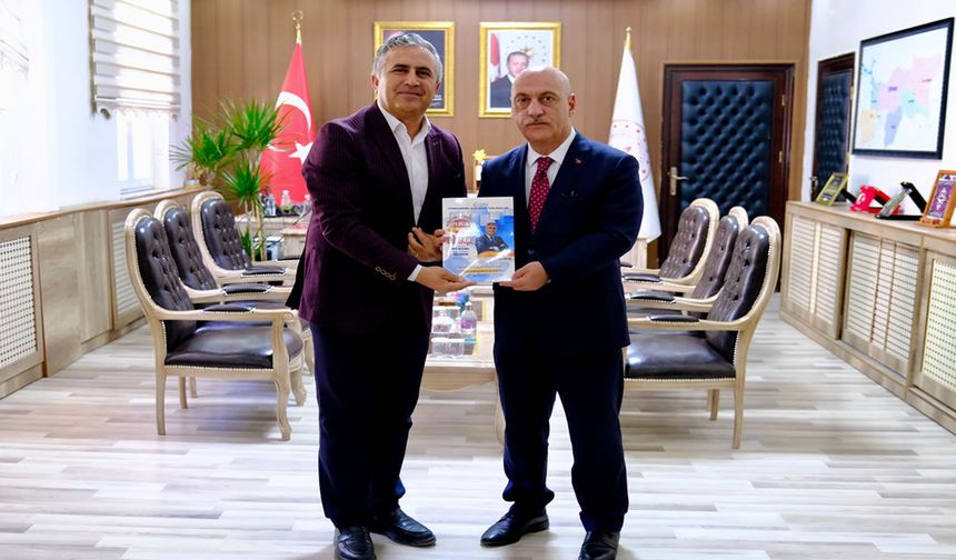 2026 YKS’ye damga vuran kaynak kitap İl Milli Eğitim Müdürü’ne takdim edildi