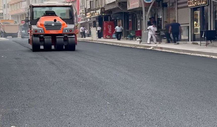 Silopi’de 3. Cadde’de asfalt çalışmaları başladı