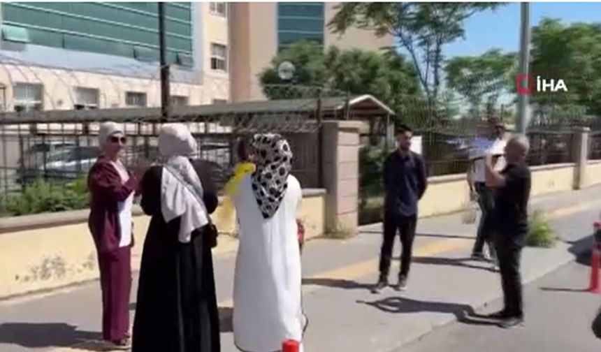 Kadının halay çekmesine erkek bağlama çalarak cevap verdi