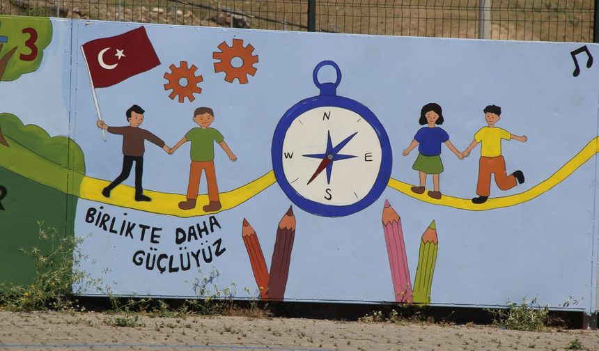Cizre’de Okul Duvarları Hayallerle Renklendi