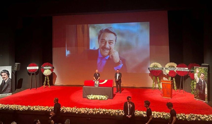 Kadir İnanır son yolculuğuna uğurlanıyor