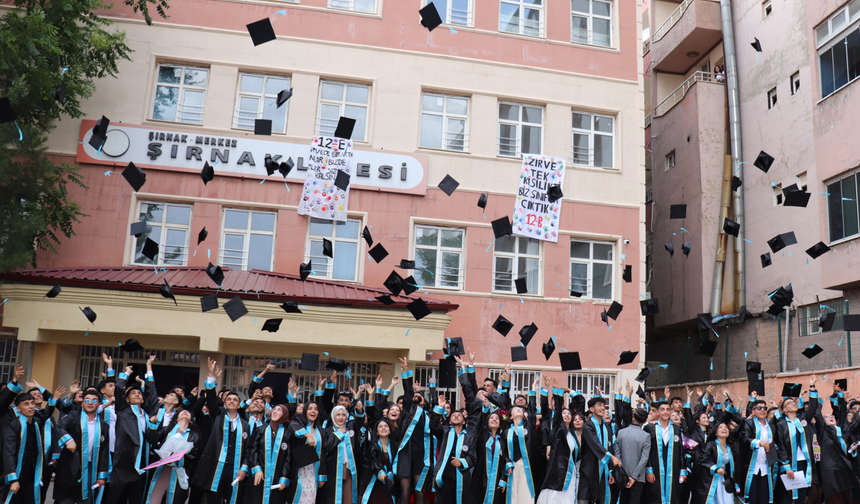 Şırnak Lisesi’nde Kep Atma Coşkusu, Geleceğe Uğurlandılar