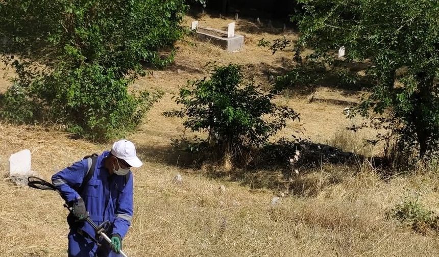 Silopi Belediyesi Mezarlıklarda Bakım ve Temizlik Çalışmalarını Sürdürüyor