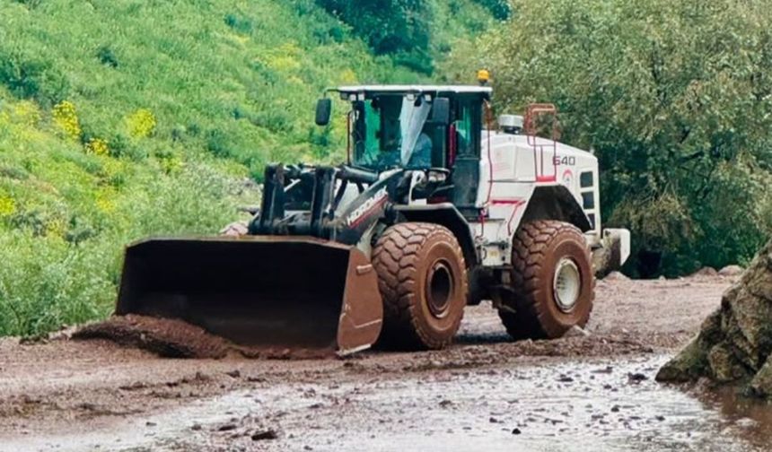 Heyelan nedeni ile mezra yolu ulaşıma kapandı