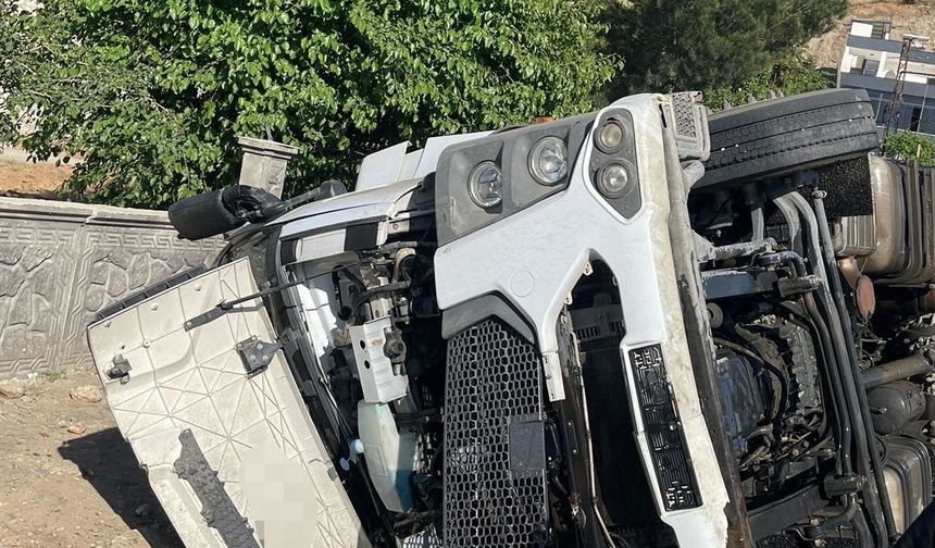 Tır ile otomobil çarpıştı, 4 yaralı