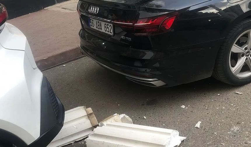 Apartmanın dış cephe kaplaması otomobilin üzerine düştü