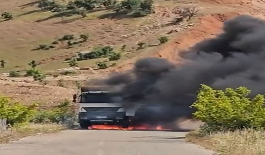 Kamyon yangınında sürücü son anda kurtuldu