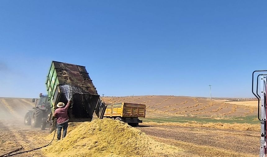 Saman yüklü römork alevlere teslim oldu