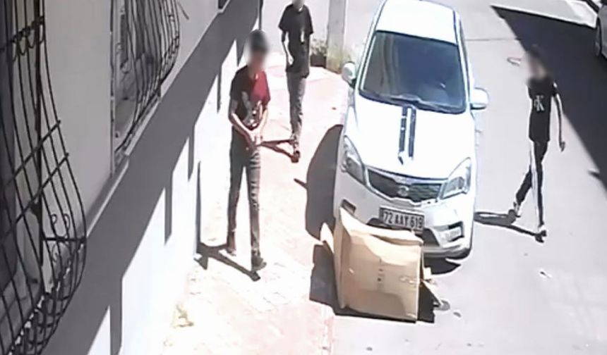 Çocukların yaktığı karton otomobili tutuşturdu