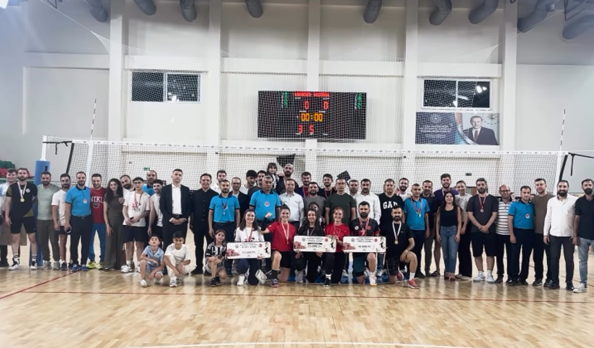 Cizre’de Voleybol Heyecanı Sona Erdi, Şampiyon Belli Oldu