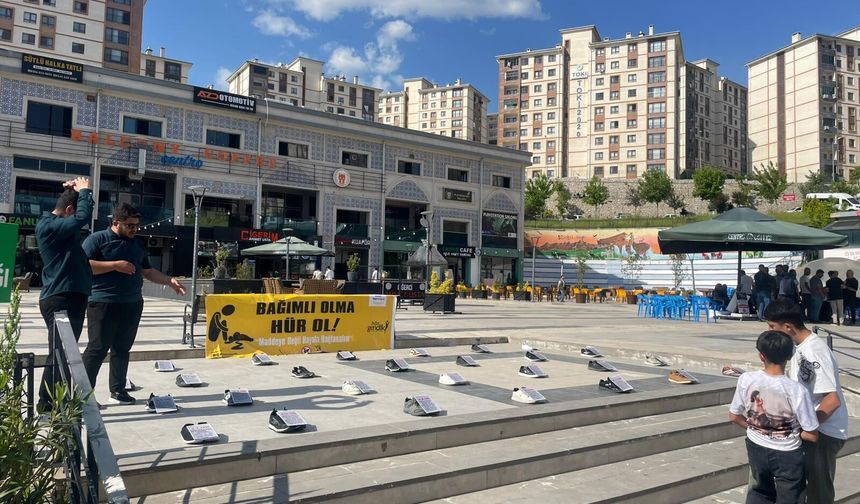 Şırnak Kent Meydanı’nda sessiz çığlık, Bağımlı olma, hür ol