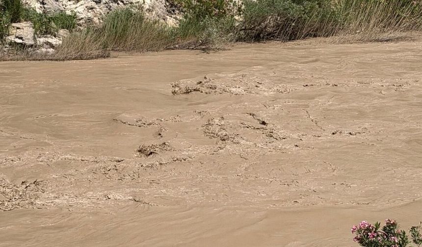 Silopi'de Su Alarmı, Hem Baraj Hem Hezil Çayı Bulandı