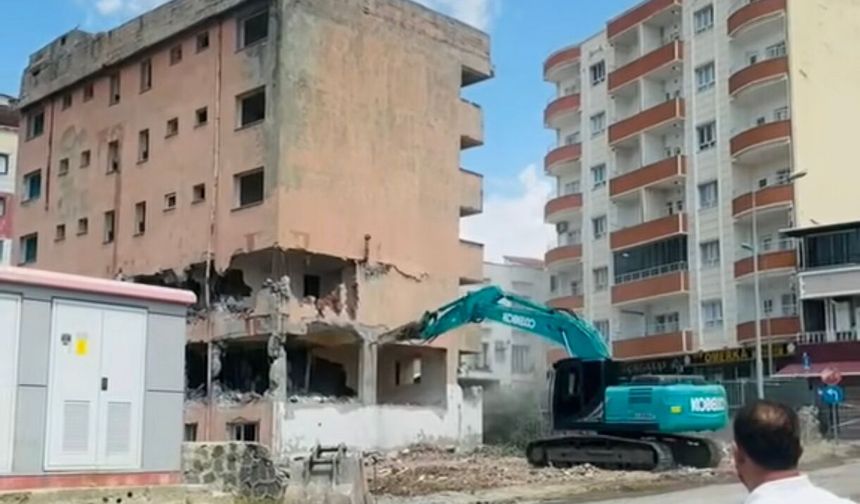 İdil’de 36 yıllık polis lojmanı yıkıldı Silopi’deki bina neden hâlâ ayakta?