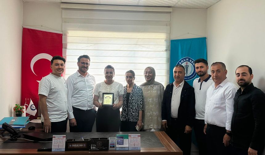 Fedakâr hemşireye sağlık-sen’den onur plaketi