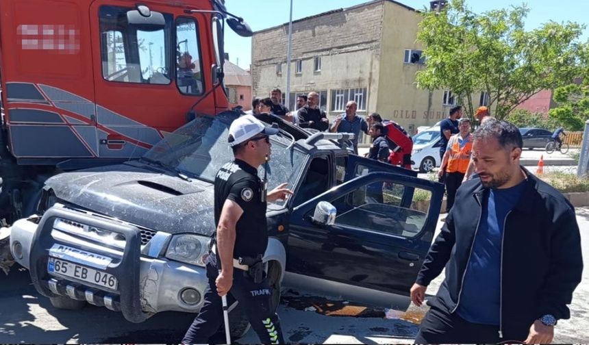 Hafif ticari araç ile vinç çarpıştı, 1 yaralı