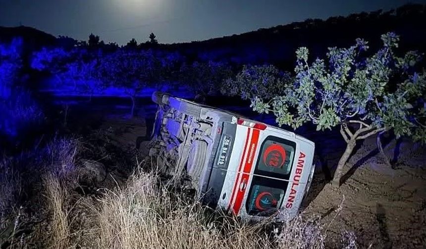 Siirt'te sağlıkçıların olduğu ambulans devrildi