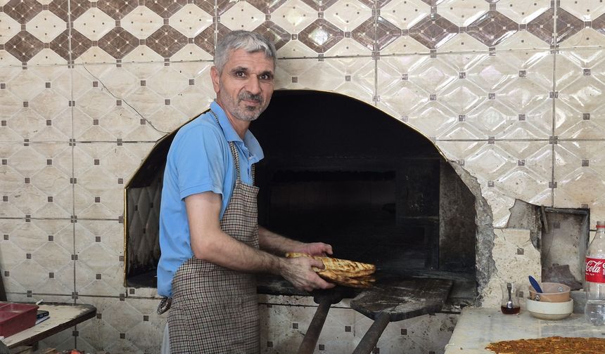 400 derecelik fırının başında ekmek mesaisi