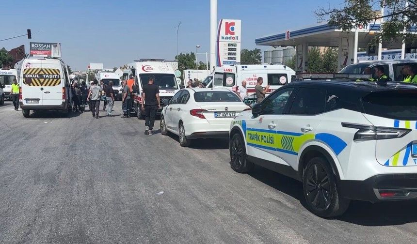 İşçi servisi tıra arkadan çarptı: 11 yaralı