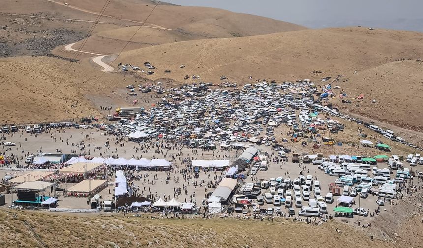 Cudi Dağı'nda tarihi kalabalık, binlerce kişi Hz. Nuh'u andı