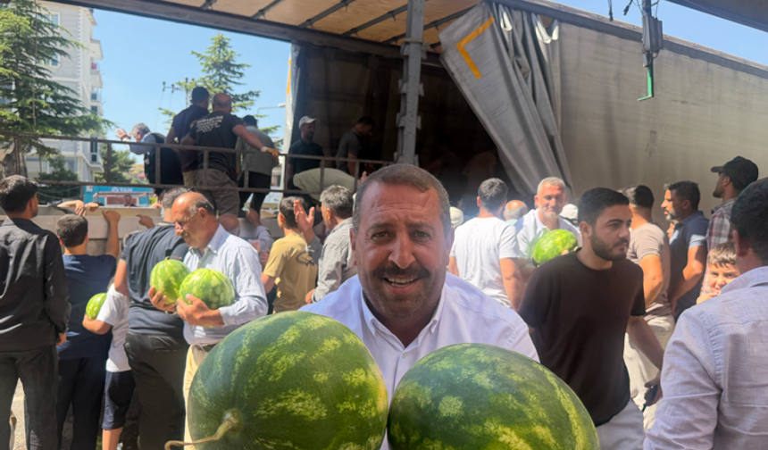 Hayırsever çiftçi 30 ton karpuzu ücretsiz dağıttı
