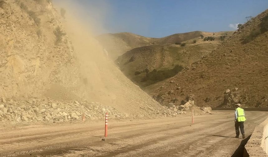 Dağdan indirilen kaya parçaları ulaşımı aksattı