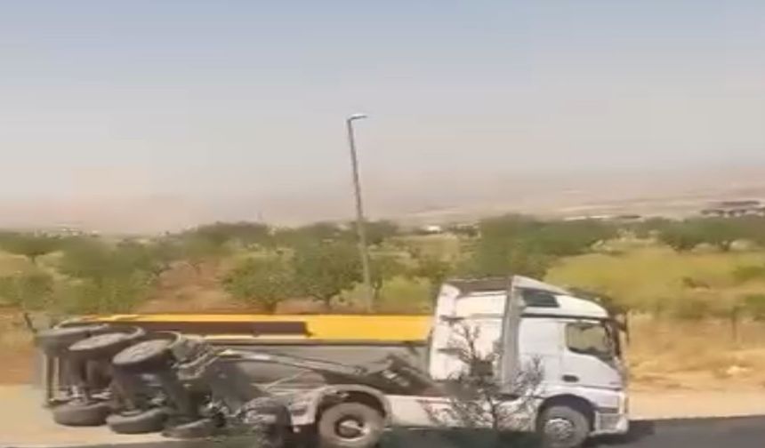Siirt’te kum yüklü bir kamyon devrildi
