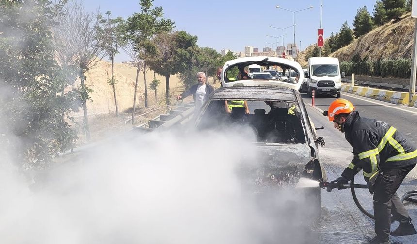 Seyir halindeki otomobil alev alev yandı