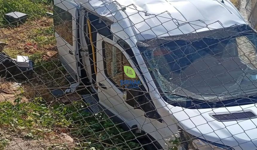 Otomobil ile minibüs çarpıştı 8 yaralı