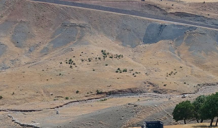 Şarampole devrilen kamyonetteki 3 kişi yaralandı