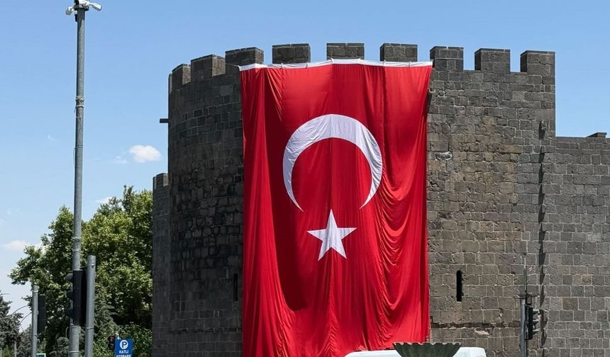Diyarbakır surlarına dev Türk bayrağı asıldı
