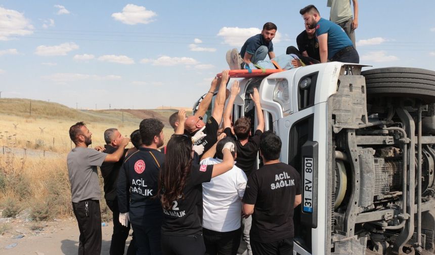 Cizre'de TIR Devrildi, Sürücü Kabinde Sıkıştı