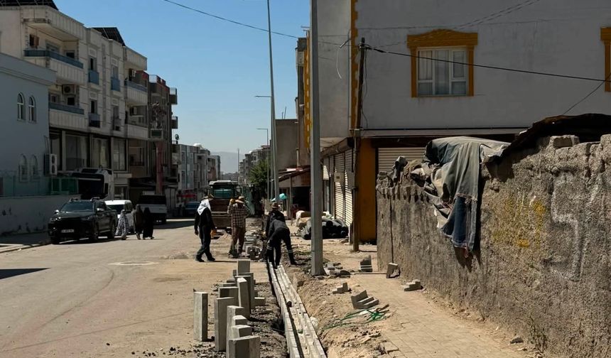 Caddede kaldırım ve gider çalışması sürüyor